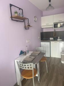 Η κουζίνα ή μικρή κουζίνα στο Studio cosy, résidence de tourisme avec piscine