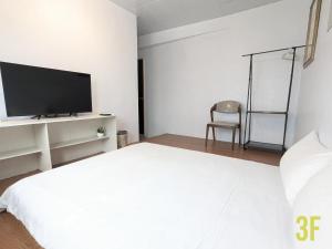 A television and/or entertainment centre at A-Lang Homestay