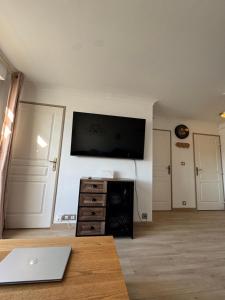 TV/trung tâm giải trí tại Appartement bord de mer