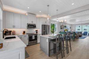 Kuchyň nebo kuchyňský kout v ubytování Hunters Haven by SkyRun Anna Maria