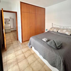 a bedroom with a bed and a wooden cabinet at Apt In Colina 2, Los Cristianos K105 in El Guincho