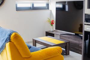 Μια τηλεόραση ή/και κέντρο ψυχαγωγίας στο Apartment in Mellieha, Malta