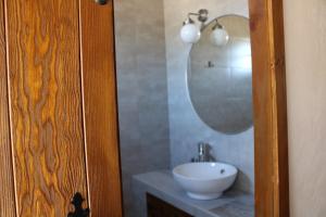 une salle de bains avec un lavabo blanc et un miroir dans l'établissement Casa Rural La Cerecera, à Los Navalucillos 30 autres photos