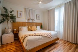 Postel nebo postele na pokoji v ubytování Coastal Chateau