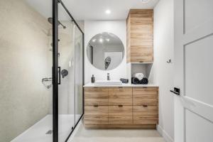 un bagno con lavandino e doccia di Initial - the chalet - MSA SKI IN and OUT a Beaupré Altre 58 foto