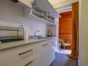 Kuchyň nebo kuchyňský kout v ubytování Hagia sophia hotels