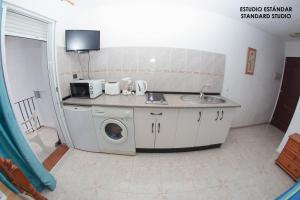 ベナハラフェにあるApartamentos Rurales Santosのシンクと洗濯機付きのキッチン +28枚の写真