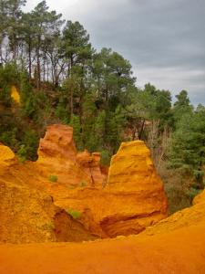 una vista di una formazione rocciosa nel deserto di Maison de campagne La Teranga au coeur du Luberon ad Apt Altre 14 foto