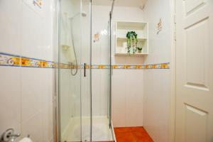 una doccia con una porta in vetro in un bagno di 33 - Spacious 2 Bed Apt, Sleeps 5 a Galway