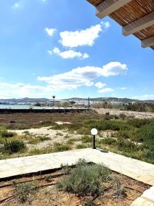 アンティパロス島にあるBeachfront House Antiparos St Spiridon beachのギャラリーの写真