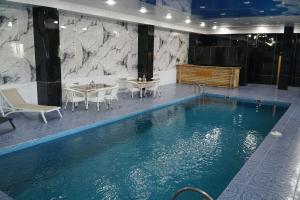 Bazén v ubytování Qorasuv Hotel nebo v jeho okolí