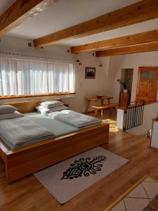 sypialnia z dużym łóżkiem w pokoju w obiekcie Apartament u Micka Poronin 5 km od Zakopanego w Poroninie