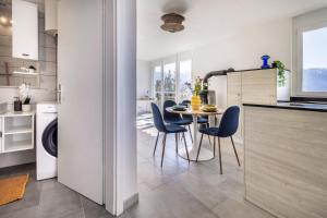 Una cocina y un comedor con mesa y sillas. en Lake View and Relaxation, Locarno, en Locarno 48 fotos más