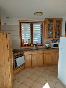 Kuchnia lub aneks kuchenny w obiekcie Apartament u Micka Poronin 5 km od Zakopanego