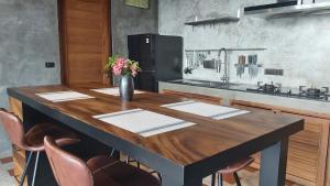 Kuchyň nebo kuchyňský kout v ubytování COCOON Villa Lamai Koh Samui