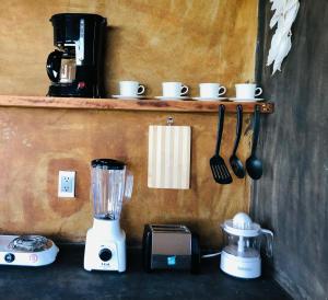 a blender sitting on a counter with cups and utensils at Casa MANDALA in Santa María Colotepec