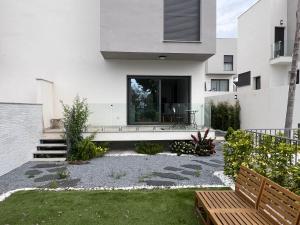 Κήπος έξω από το Villa Cristine