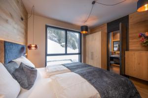 Posteľ alebo postele v izbe v ubytovaní Alpine Penthouse in der Residenz Silvretta - Stunning & Luxurious, inclusive Silvretta Card Premium