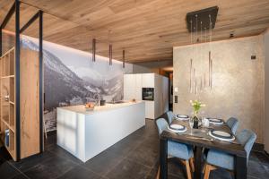 Kuchyňa alebo kuchynka v ubytovaní Alpine Penthouse in der Residenz Silvretta - Stunning & Luxurious, inclusive Silvretta Card Premium