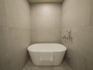 Bilik mandi di LIVIN Hotel