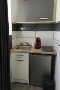 メルヴィル・フランスヴィル・プラージュにあるStudette Sable & Mer cosy à 100m de la plageのシンクとカウンターのある小さなキッチン +9枚の写真