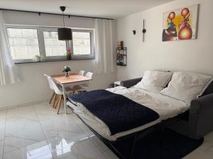 イヘンハウゼンにあるStillvoll Neubau-Appart nahe Legoland und Fachklinikのベッドとテーブルのある寝室