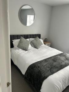 Katil atau katil-katil dalam bilik di Stoops Hall - 2 bed first floor apartment