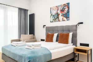 una camera da letto con un letto grande e una sedia di MARGI Ether Apartament LUX POOL BALCONY a Stettino
