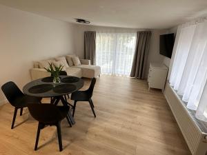 salon ze stołem i kanapą w obiekcie Łabędź Jastarnia w Jastarni