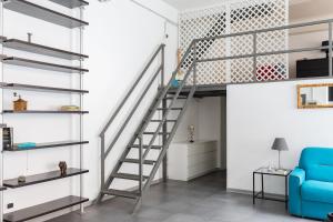 罗马Trevi Luxury Loft - Modern Design Apartment的客厅的楼梯,带蓝色沙发 更多33张照片