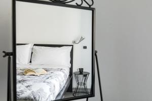 Postel nebo postele na pokoji v ubytování Trevi Modern Loft SmartWork & Relax at Trevi Fountain + 32 fotografií