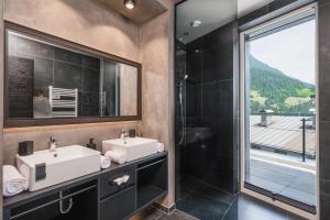Koupelna v ubytování Alpiner Glam Penthouse in der Residenz Silvretta - Inklusive Silvretta Card Premium + 37 fotografií