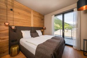 Postel nebo postele na pokoji v ubytování Alpiner Glam Penthouse in der Residenz Silvretta - Inklusive Silvretta Card Premium