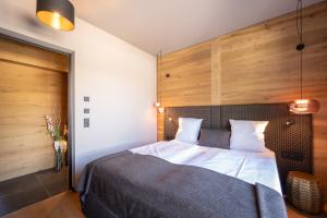 Postel nebo postele na pokoji v ubytování Alpiner Glam Penthouse in der Residenz Silvretta - Inklusive Silvretta Card Premium
