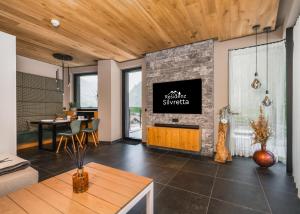 TV a/nebo společenská místnost v ubytování Alpiner Glam Penthouse in der Residenz Silvretta - Inklusive Silvretta Card Premium