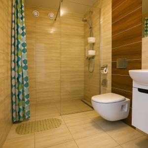 Koupelna v ubytování HoliApart Willa Stenga - Kącik zabaw dla dzieci, przyjazny czworonogom