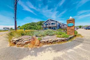 プロビンスタウンにあるBay Colony Retreatの道路沿いの家