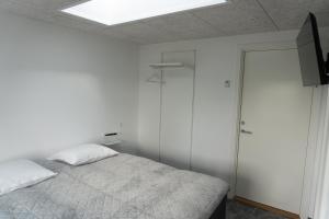 a bedroom with a bed and a skylight at Birkelse Hotel og Kro in Birkelse