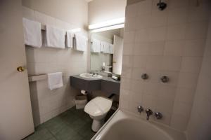 Koupelna v ubytování Parklane Motel