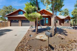 una casa con un cartel delante en Modern Mountain Luxury Retreat, en Show Low