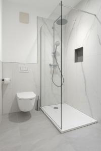 ピルナにあるHip & Minimalist - Stadt Apartments am Malerwegのシャワーとトイレ付きの白いバスルーム +47枚の写真