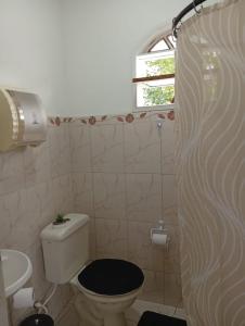 カボ・フリオにあるSuite Renascer Cabo Frioのトイレとシャワー付きのバスルーム +10枚の写真