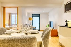 ein Esszimmer mit Tisch und Stühlen in der Unterkunft Casa do Pinheiro II, a Home in Madeira in São Vicente