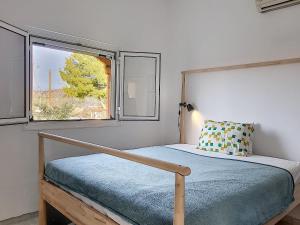 Un ou plusieurs lits dans un hébergement de l'établissement Hydra Bay Seaside Villa with Pool 26 autres photos