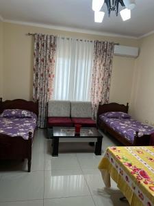 una sala de estar con dos camas y un sofá en Adriatic Escape, en Durrës 17 fotos más
