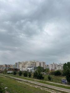 una ciudad con edificios de apartamentos altos en el fondo en Adriatic Escape, en Durrës