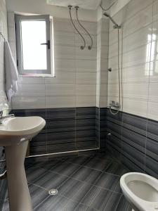 Un baño de Adriatic Escape