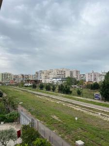 Vistas a una ciudad con edificios en el fondo en Adriatic Escape, en Durrës