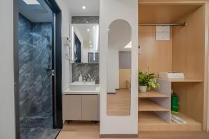 西安市にあるXi'an Urban Aparthotelの洗面台と鏡のあるバスルーム