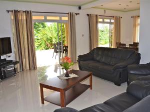sala de estar con sofá y mesa en Wyn Villa en Anse Possession